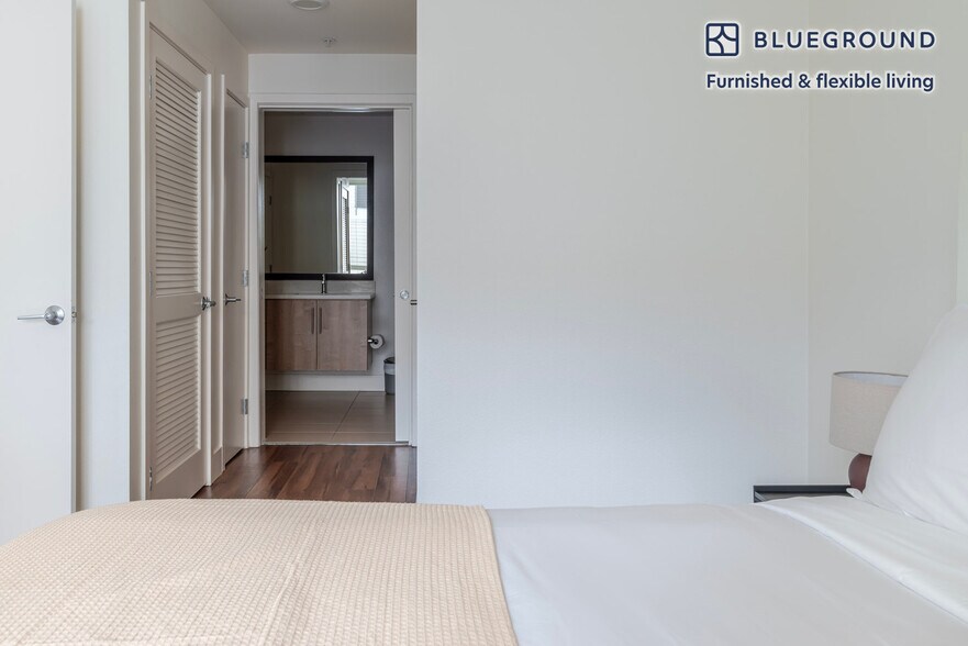 Building Photo - 388 E Evelyn Ave