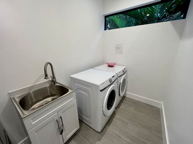 Building Photo - 648 NE 16th Terrace