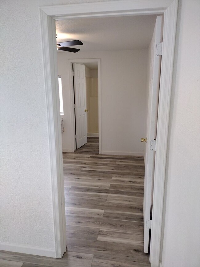Building Photo - Sharp 1 Bed/1 Bath Updated Apt