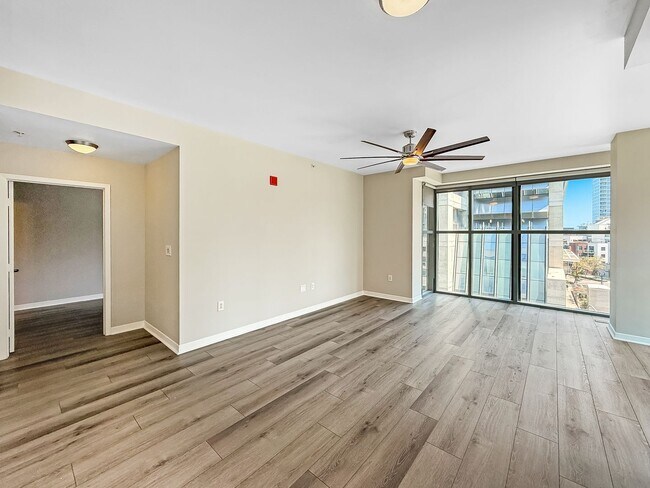 Building Photo - Beautiful 2B/2BA Downtown Corner Unit Cond...