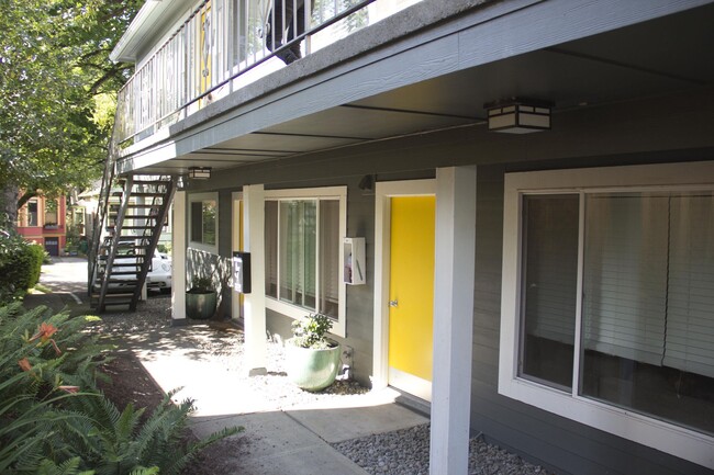 Building Photo - Super cute top level 1 bed w/ washer/dryer...