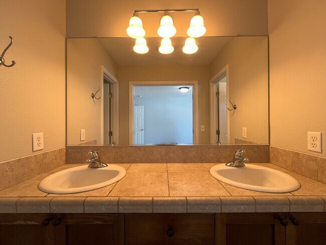 Building Photo - Charming 3-Bedroom Home with Open Layout, ...