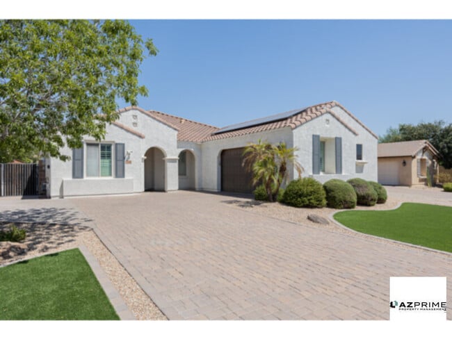 Primary Photo - Luxury 4/3.5 Goodyear House with Pool &amp...