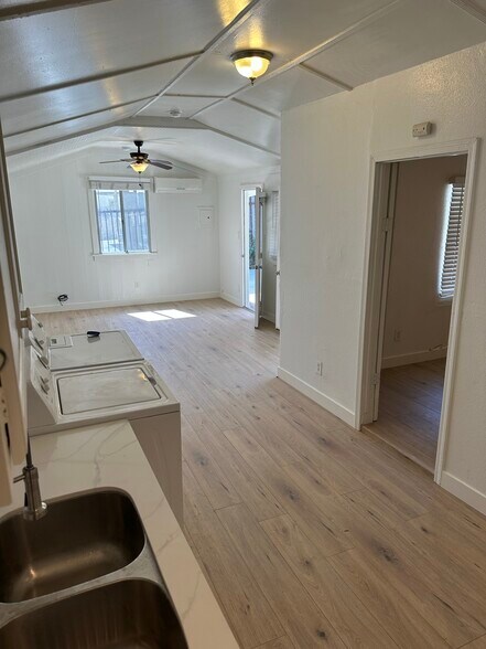 Building Photo - 5826 Willoughby Ave