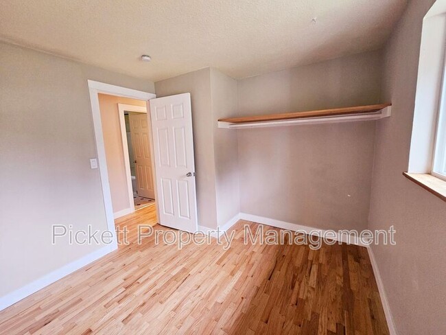 Building Photo - 2567 Madrona Dr SE