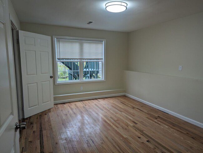 Building Photo - 33 Hallock St