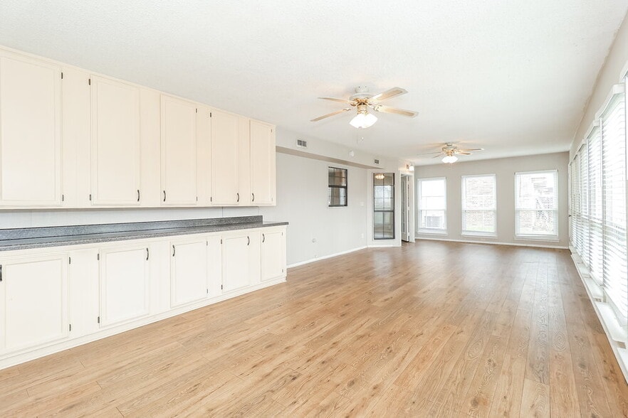 Building Photo - 702 Ponderosa Dr