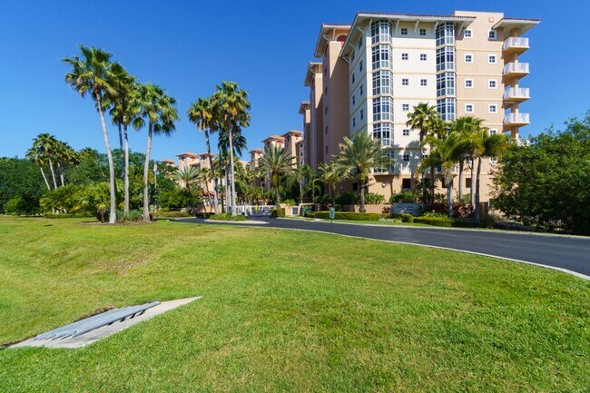 Building Photo - 3 BEDROOM TO 2 BATH SPACIOUS CONDO