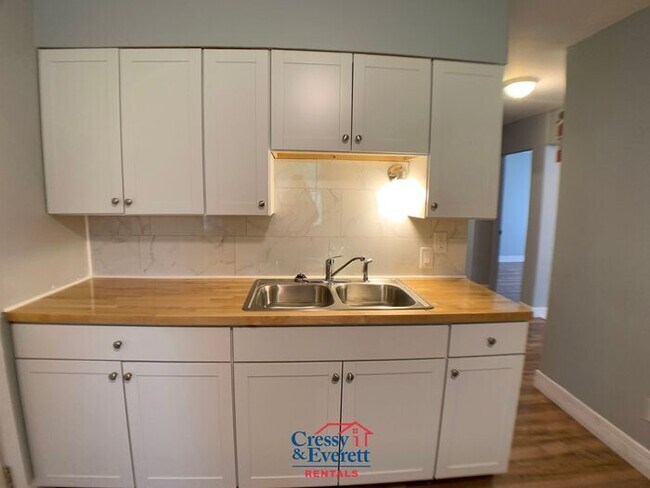 Building Photo - Cute 2 Bedroom Lower Unit