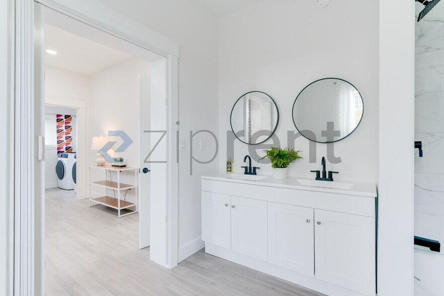 Building Photo - 907 S Ainsworth Ave