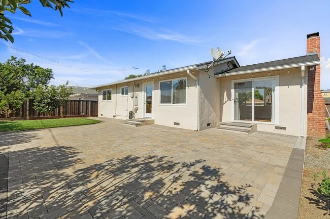 Building Photo - 558 Walnut Dr