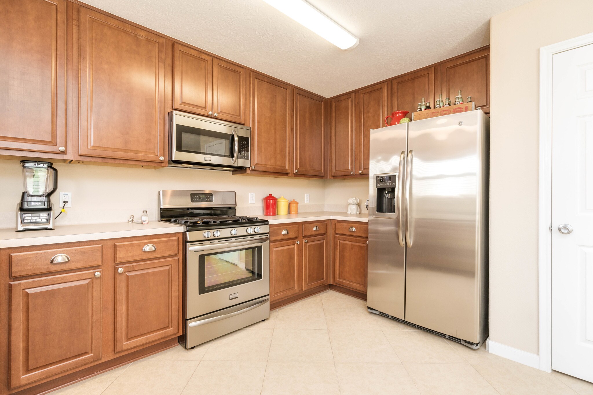 Stainless steel appliances, inlcludes fridge - 2635 Skyview Knoll Ct