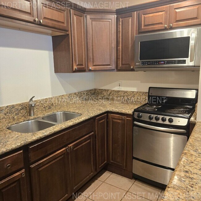 Building Photo - Welcome to this charming 1-bedroom, 1-bath...