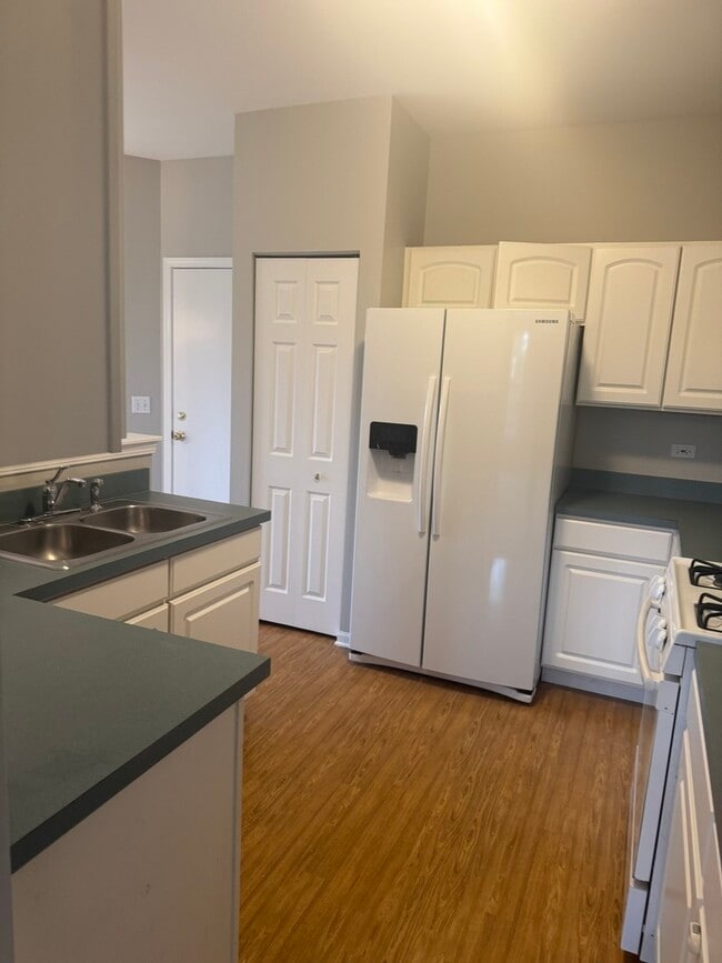 Building Photo - 11S473 Rachael Ct