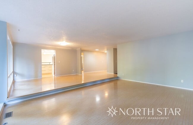 Building Photo - Charming One Level Home In The Four Season...