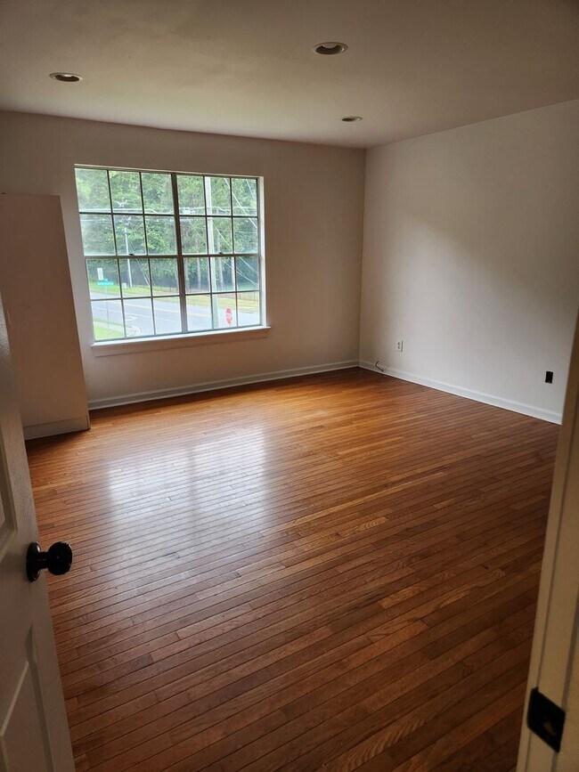 Building Photo - Newly Remodeled South Fulton Single Family