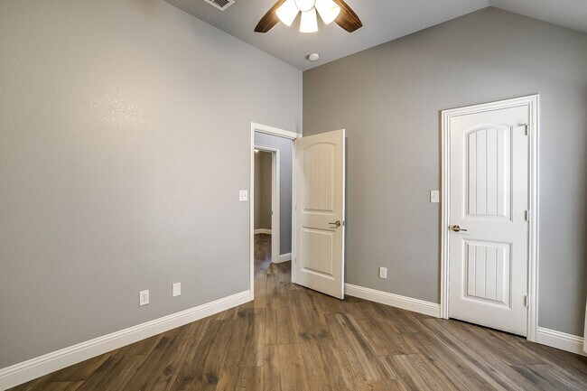 Building Photo - Beautiful 4 Bed, 2 Bath in Pristine Willow...