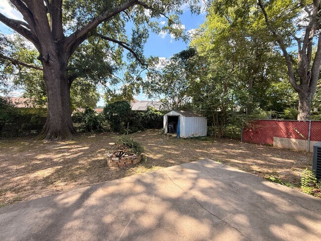 Building Photo - 810 Glencrest Ln
