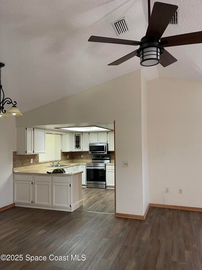 Building Photo - 363 Emerson Dr NW