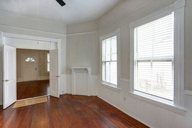 Building Photo - Renovated Two Bedroom Aprtment