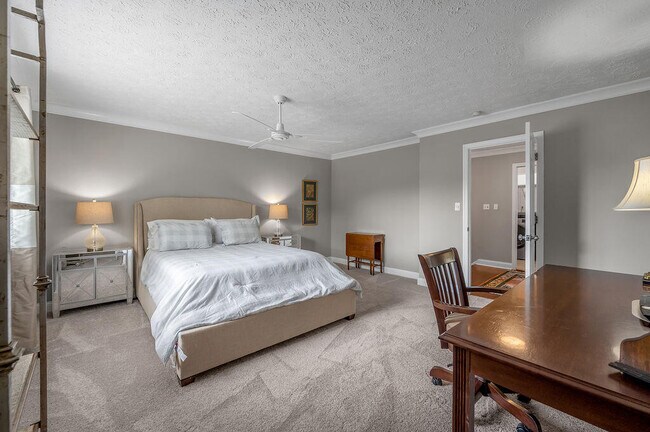 Building Photo - 500 Laketower Dr