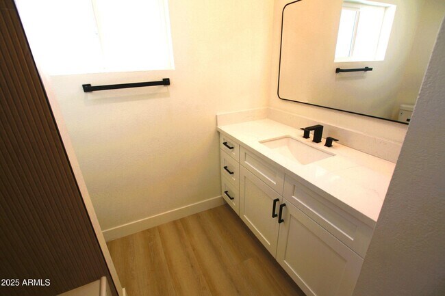 Building Photo - 443 N Sycamore