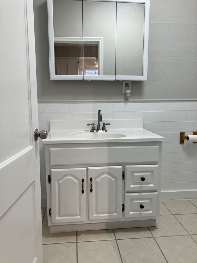 Building Photo - 607 E Farnum Ave