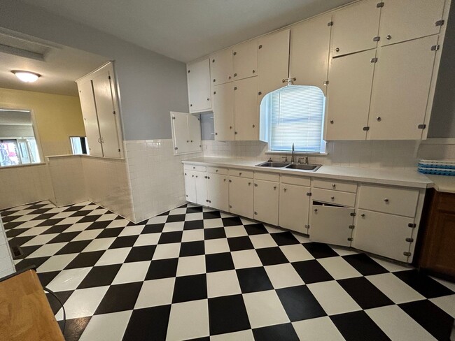 Building Photo - 3 Bedroom 1 Bath Large House with Garage & Many Amenities