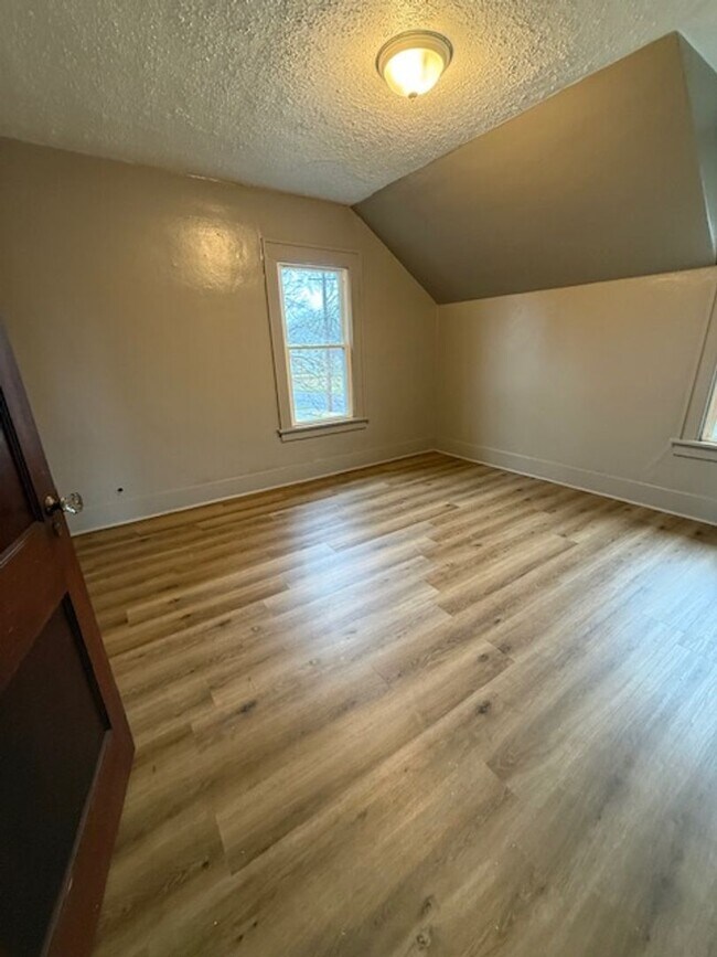 Building Photo - 3 Bedroom / 1 Bath house with Garage in Peoria