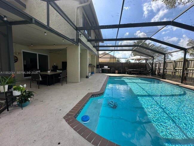 Building Photo - 8320 SW 39th Ct