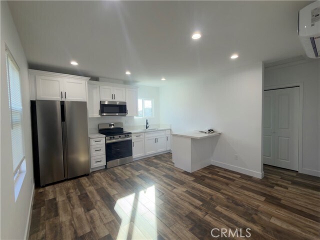 Building Photo - 521 W 78th St