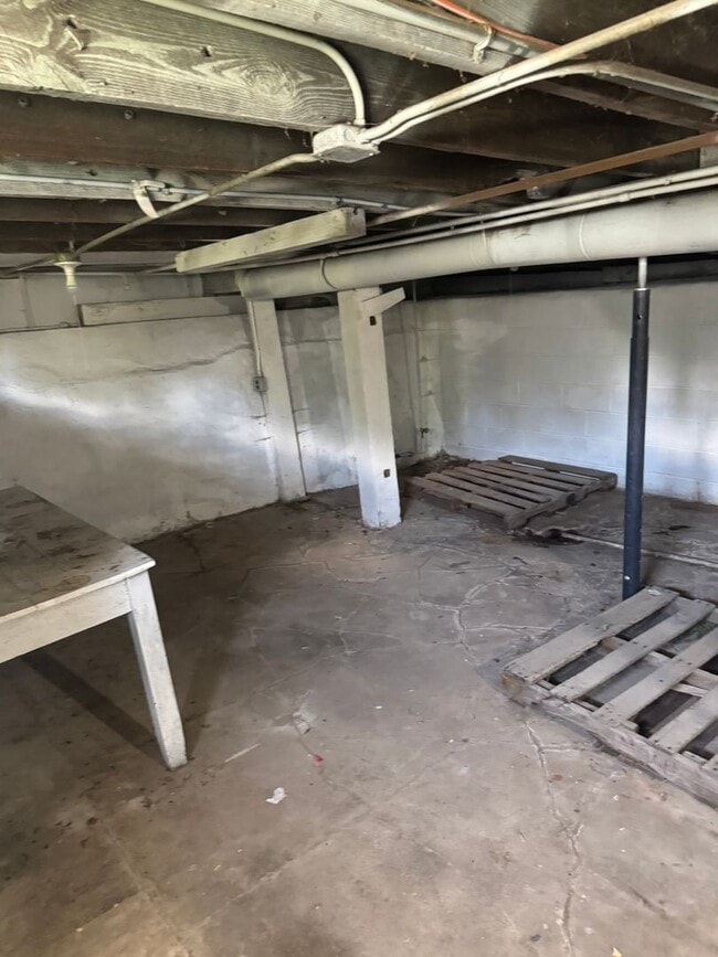 Building Photo - Nice affordable single family home with garage!