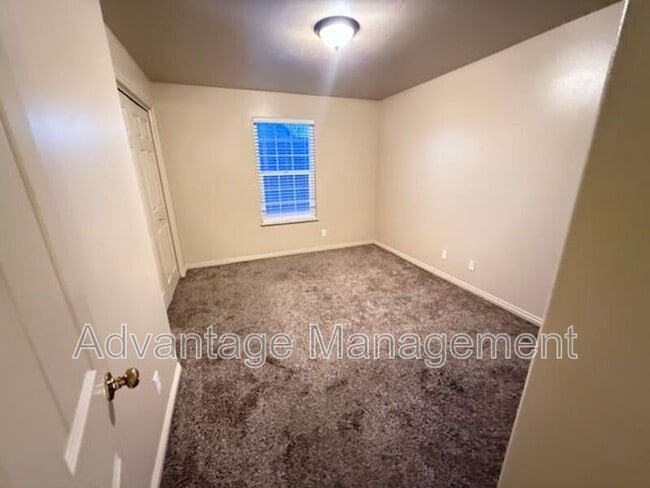 Building Photo - 1519 S 125 E St