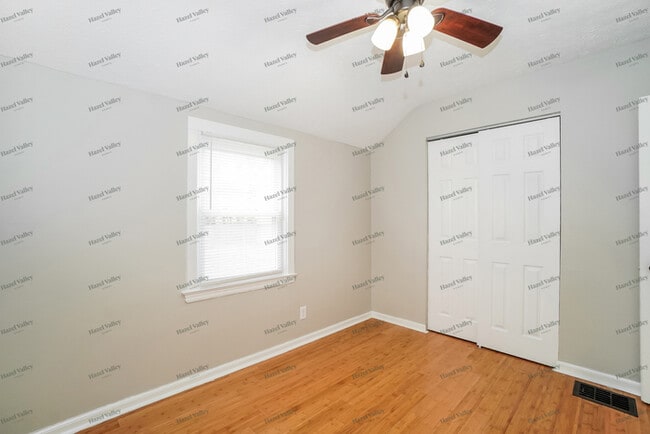 Building Photo - 985 S Yearling Rd