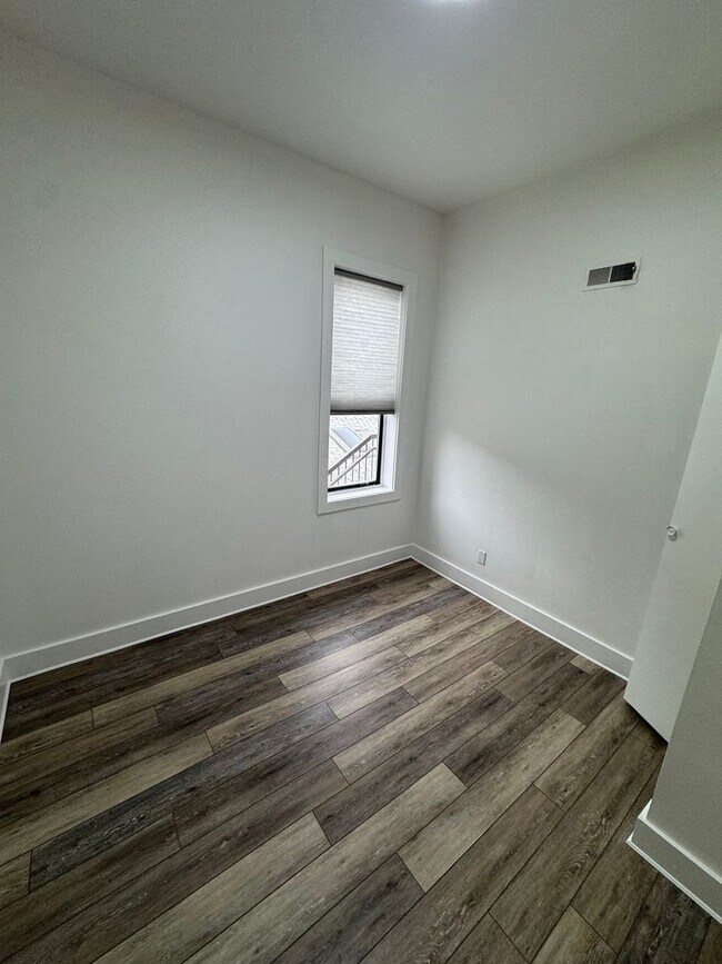 Building Photo - 412 8th St