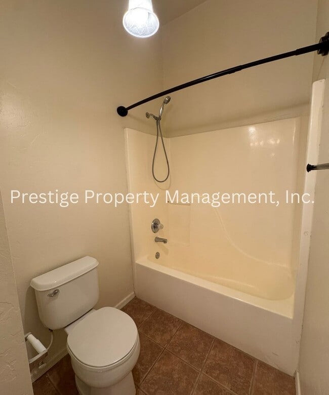 Building Photo - Cozy East Side Home W/ a Den