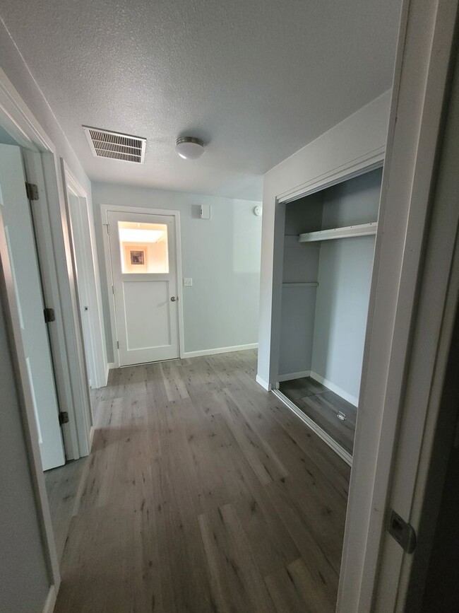 Building Photo - Newly Renovated Pet Friendly 2 Bed Duplex ...