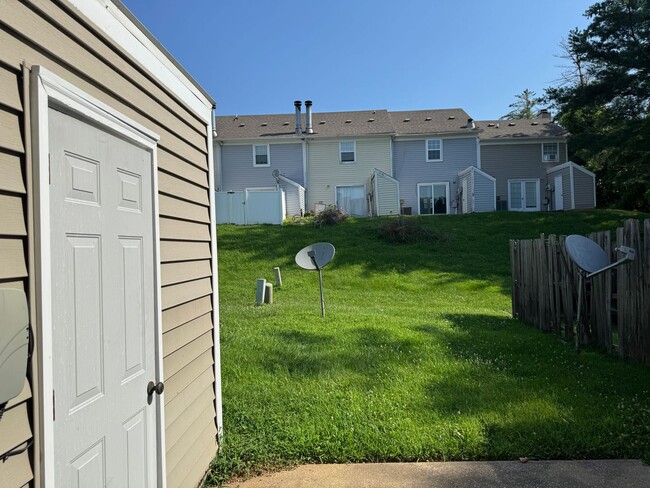 Building Photo - Awesome Condo!! 2 Bed/1.5 Bath! 1100 sq.ft...