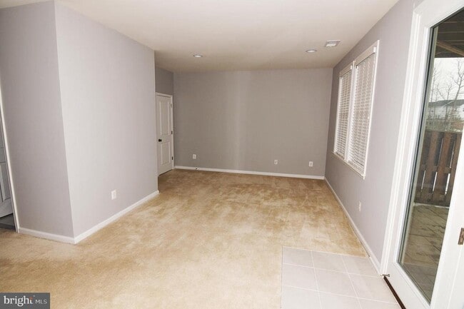 Building Photo - 165 Solara Dr