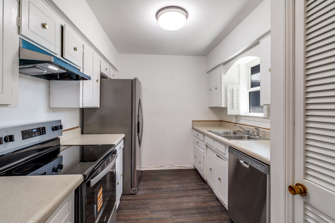 Building Photo - 15825 El Estado Dr