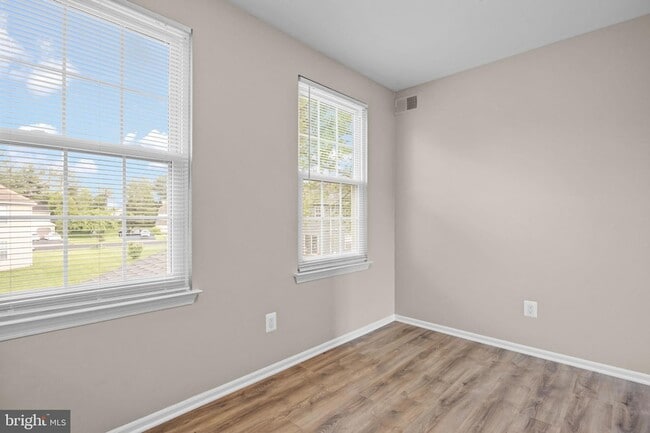 Building Photo - 560B Thrush Ct