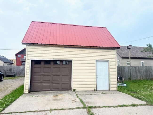 Building Photo - 1816 Wollmer St