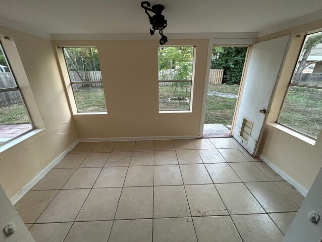 Building Photo - Spacious 3/2 home available now, and conveniently located near downtown and Manatee Hospital