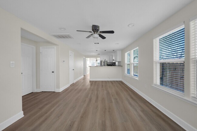 Building Photo - 632 E 38th St