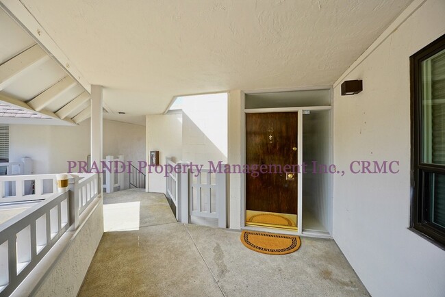 Building Photo - Top Floor, Corner Unit Condo with Panorami...