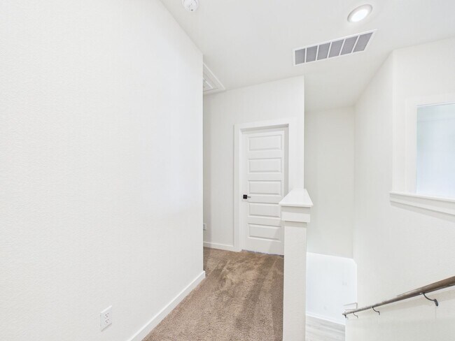 Building Photo - Great Townhouse with private yard