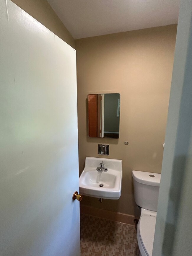 Building Photo - 104 Galaxie Pl