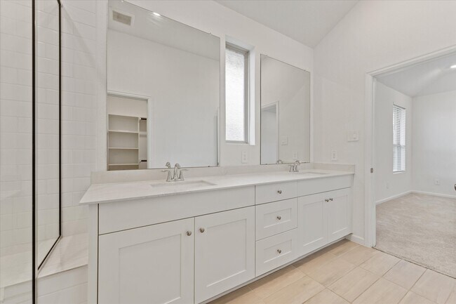 Building Photo - 15520 Maple