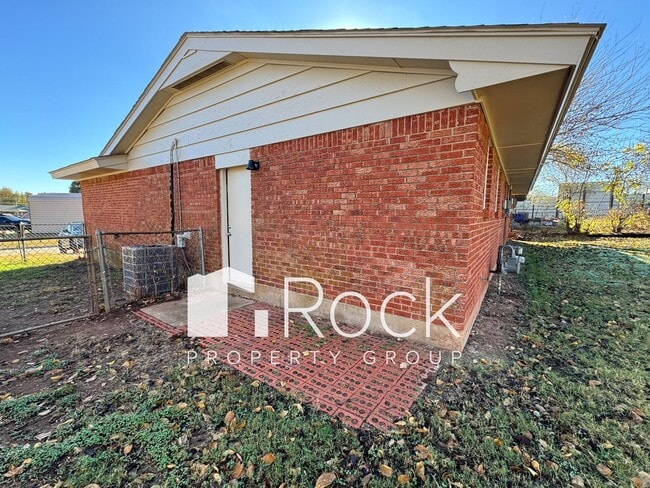 Building Photo - Beautifully Remodeled 3 Bed/1.5 Bath Home in Moore with 1-Car Garage