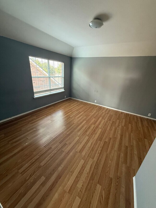 Building Photo - MOVE IN SPECIAL! $500.00 OFF 1ST FULL RENT!!Brick Home 4 bed 3.5 bath 2 car garage